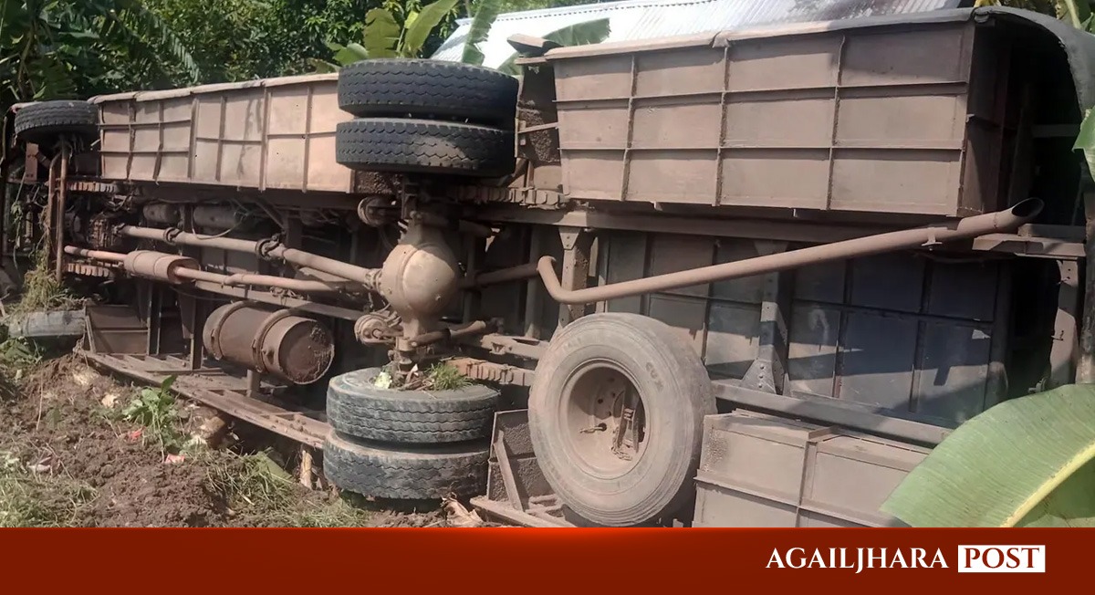 গৌরনদীতে নিয়ন্ত্রণ হারিয়ে বাস খাদে, আহত ৫