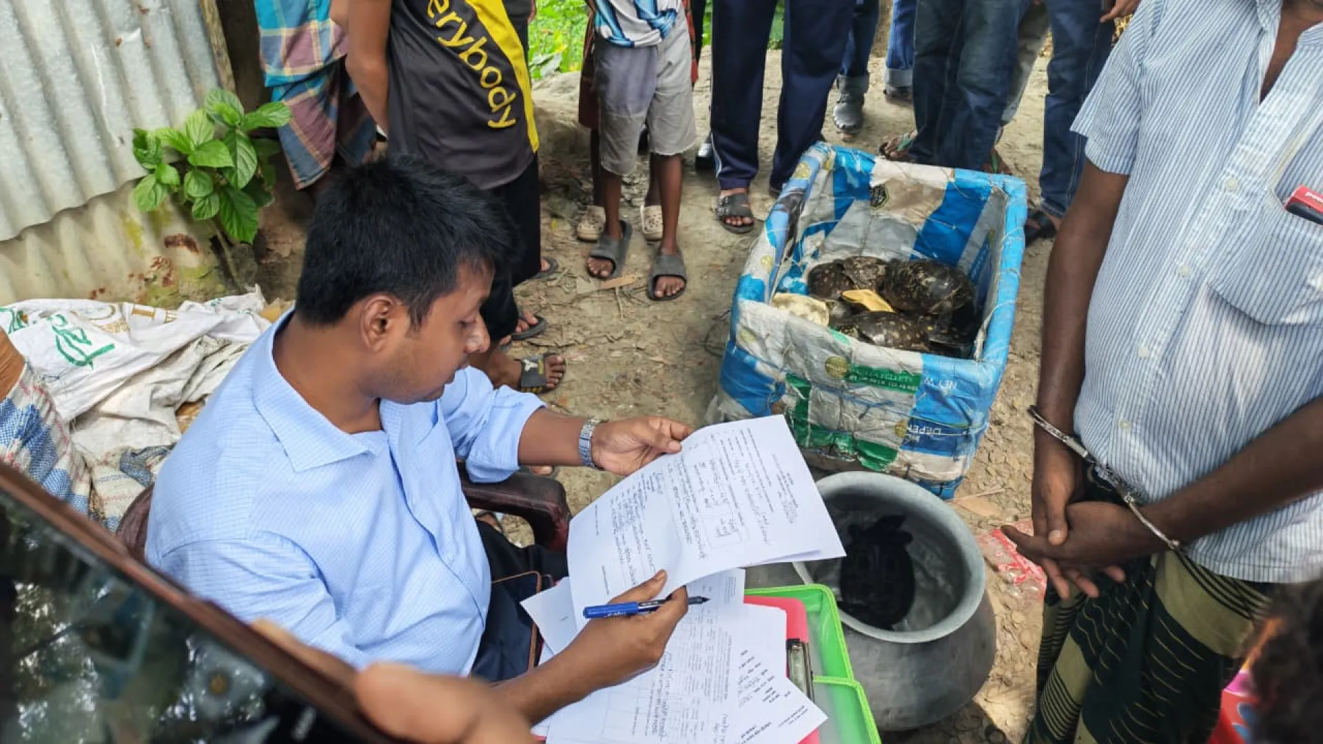 আগৈলঝাড়ায় গোপনে কচ্ছপ বিক্রির সময় ব্যবসায়ীকে ৩ মাসের কারাদণ্ড